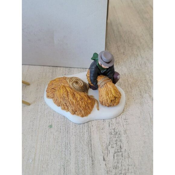 Dept 56 58297 Thatchers Heritage village collection accessory xmas set - Picture 5 of 9